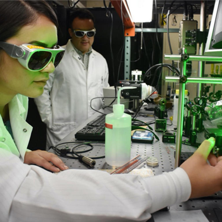 Engineering students work together in a lab. 